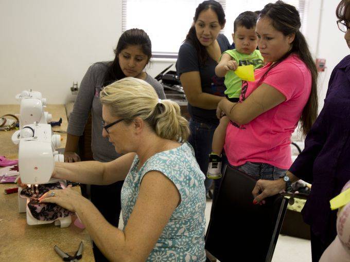 Naples Daily News Informa de la Clases de Costura en Immokalee